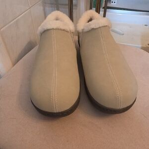 BRAND NEW** Array Women's Beige Faux-Suede Shearling Slip-On Clogs